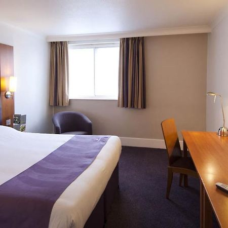 Premier Inn Swindon Central Экстерьер фото