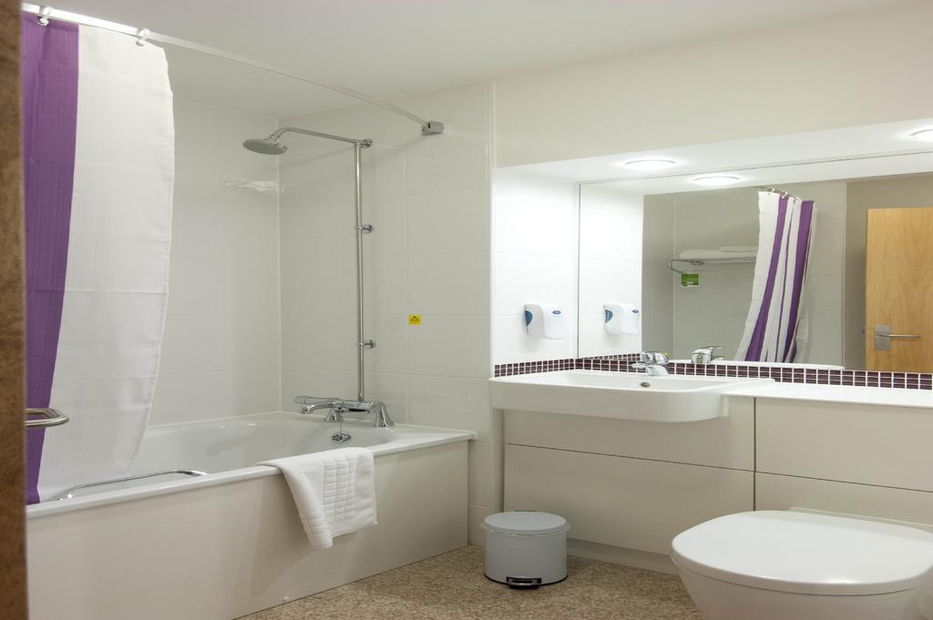 Premier Inn Swindon Central Экстерьер фото