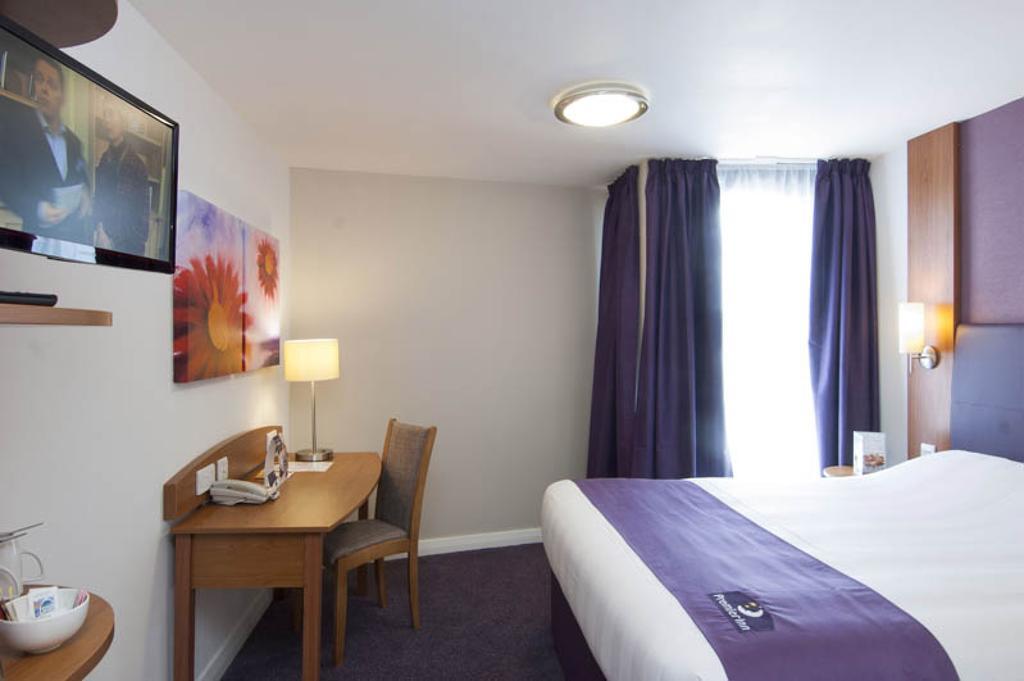 Premier Inn Swindon Central Номер фото