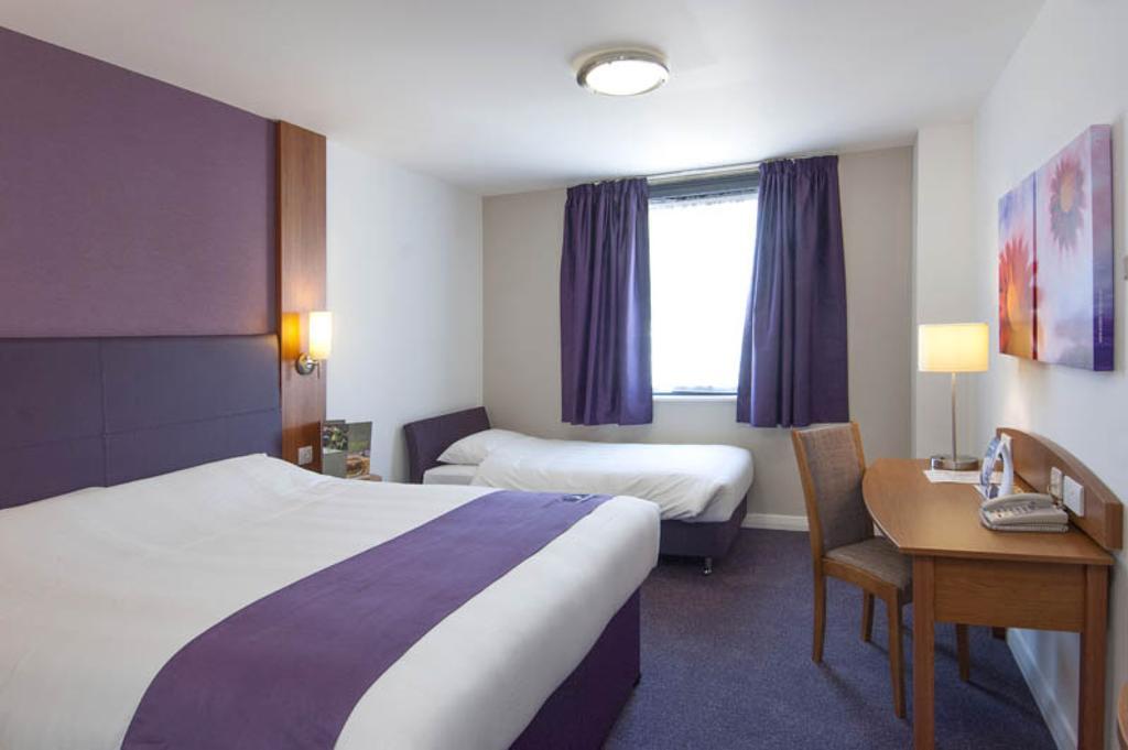 Premier Inn Swindon Central Номер фото