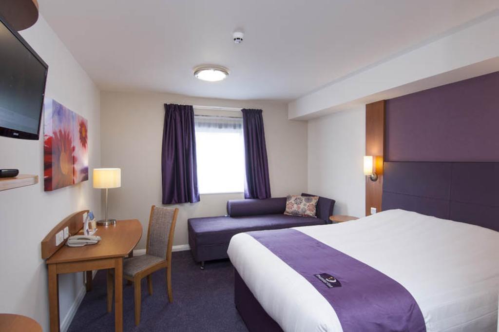 Premier Inn Swindon Central Номер фото