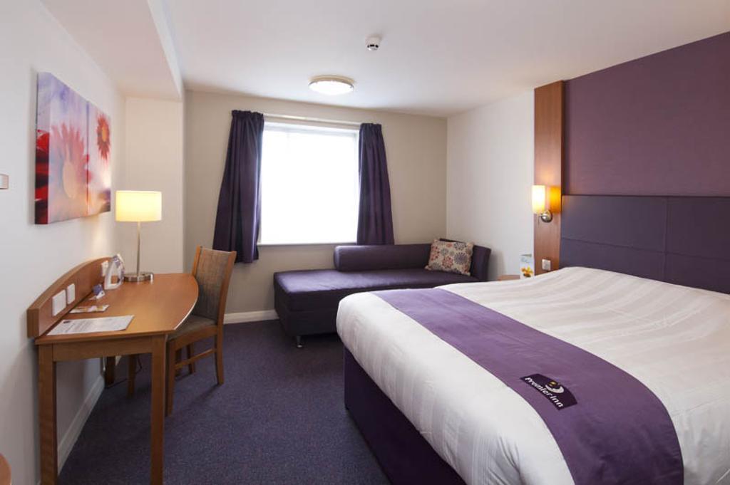 Premier Inn Swindon Central Номер фото
