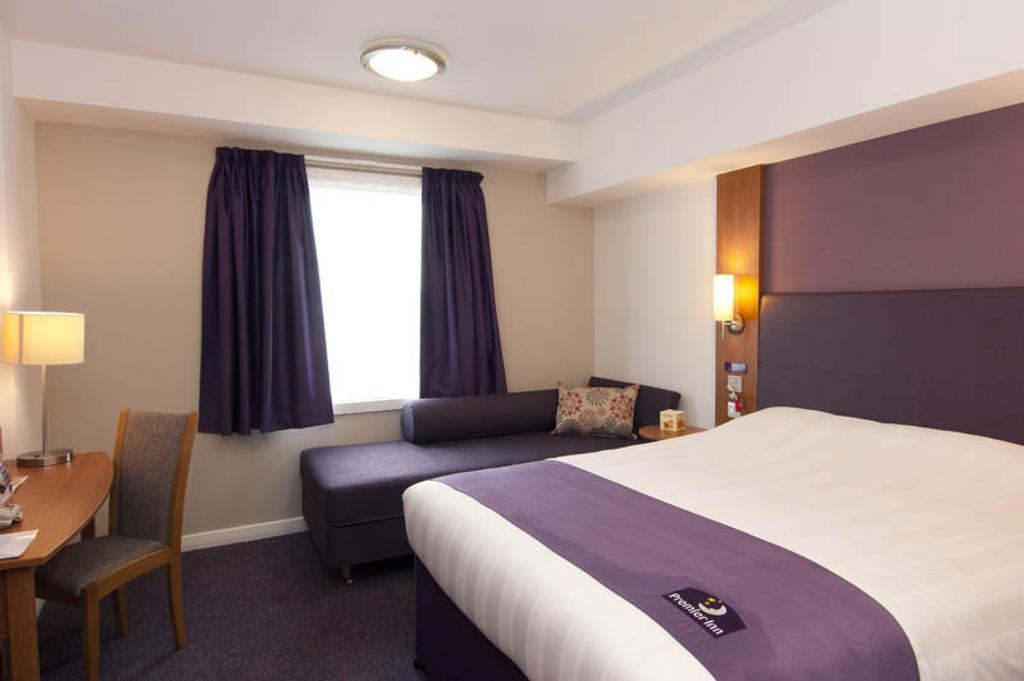 Premier Inn Swindon Central Номер фото