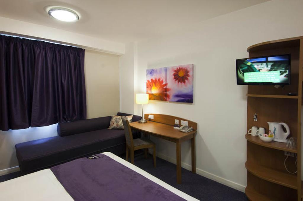 Premier Inn Swindon Central Номер фото