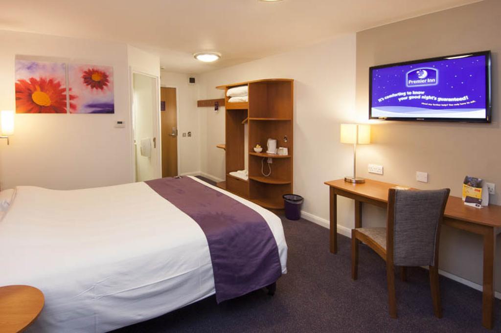 Premier Inn Swindon Central Экстерьер фото