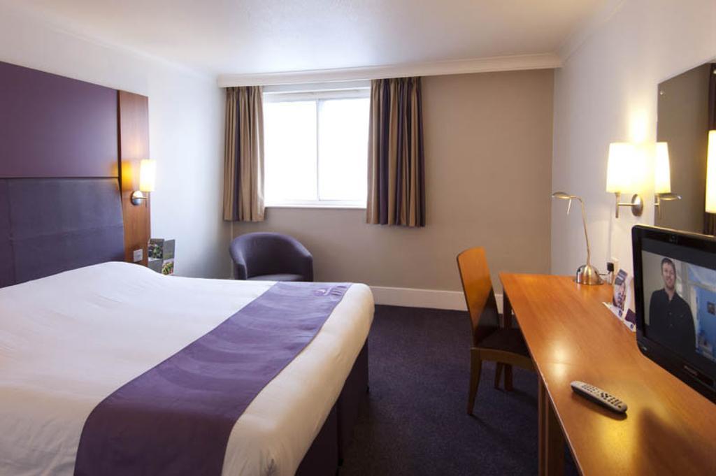 Premier Inn Swindon Central Экстерьер фото