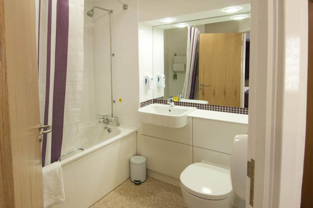 Premier Inn Swindon Central Номер фото