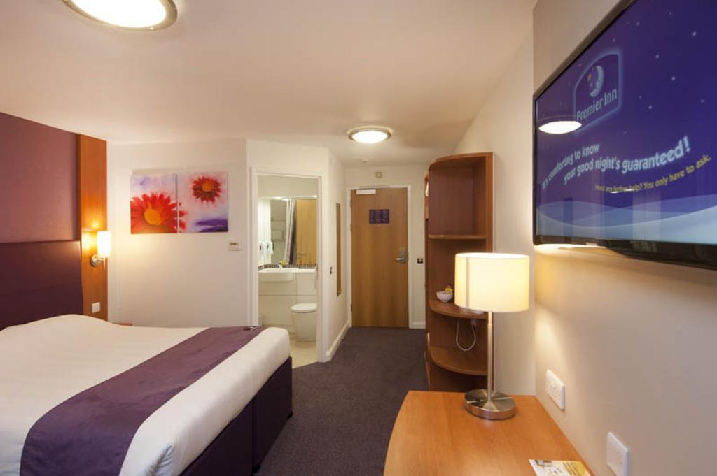 Premier Inn Swindon Central Экстерьер фото